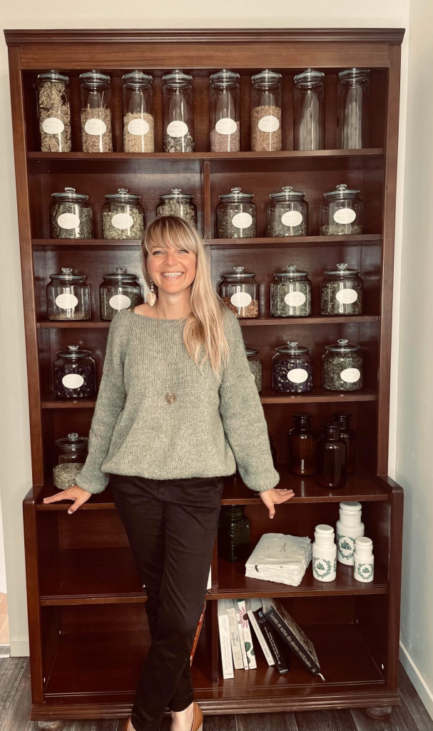 Bretagne : dans son herboristerie, Mary sème des graines de positif