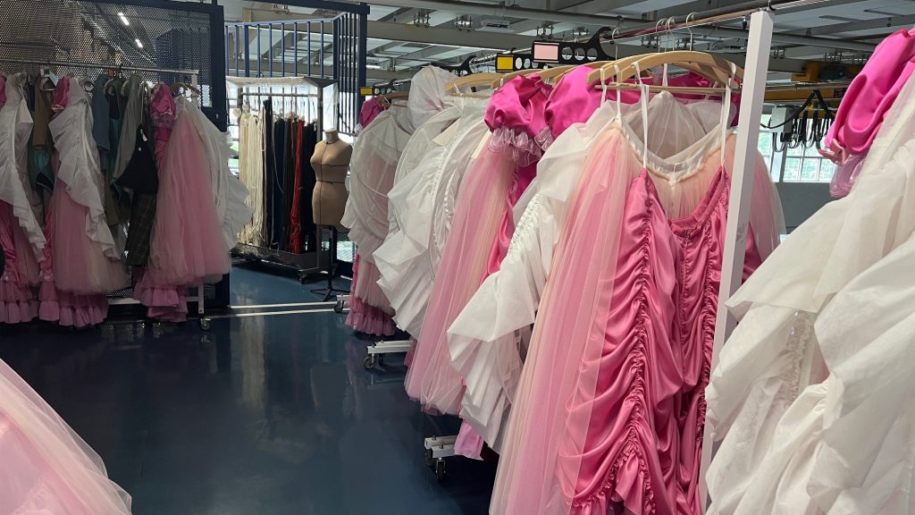Paris : à l’Opéra Bastille, un service couture exigeant