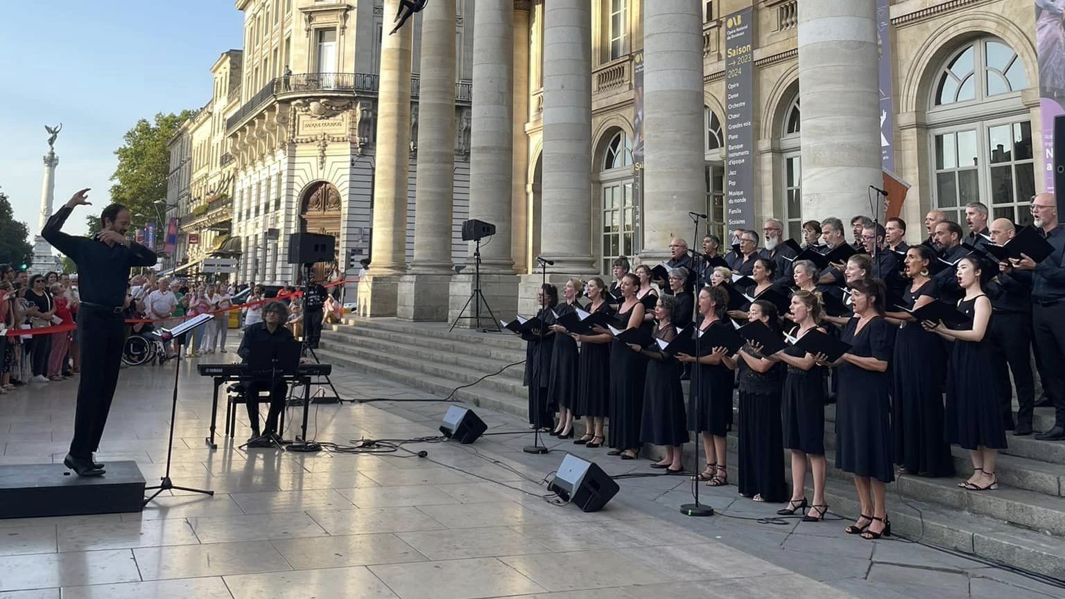 Le Choeur de l'Opéara national de Bordeaux se produit sur les marches du Grand-Théâtre