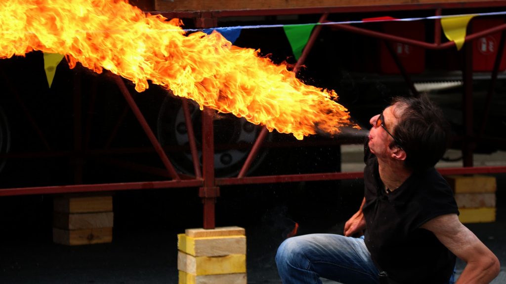 Île-de-France : Greg Montagna, grand brûlé et cracheur de feu  