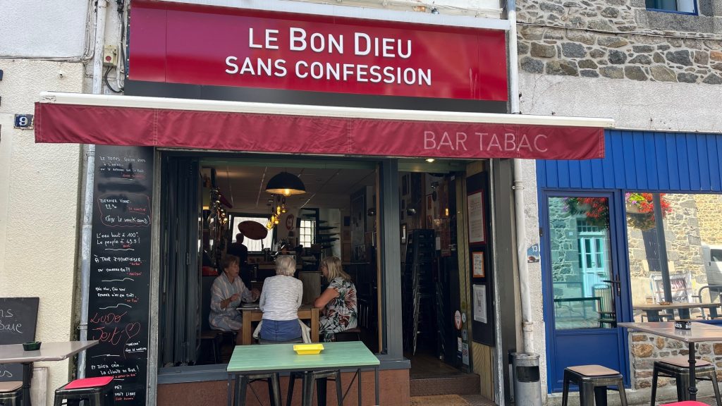 Bretagne : dans son bar le Bon Dieu sans confession, Ludovic tisse du lien
