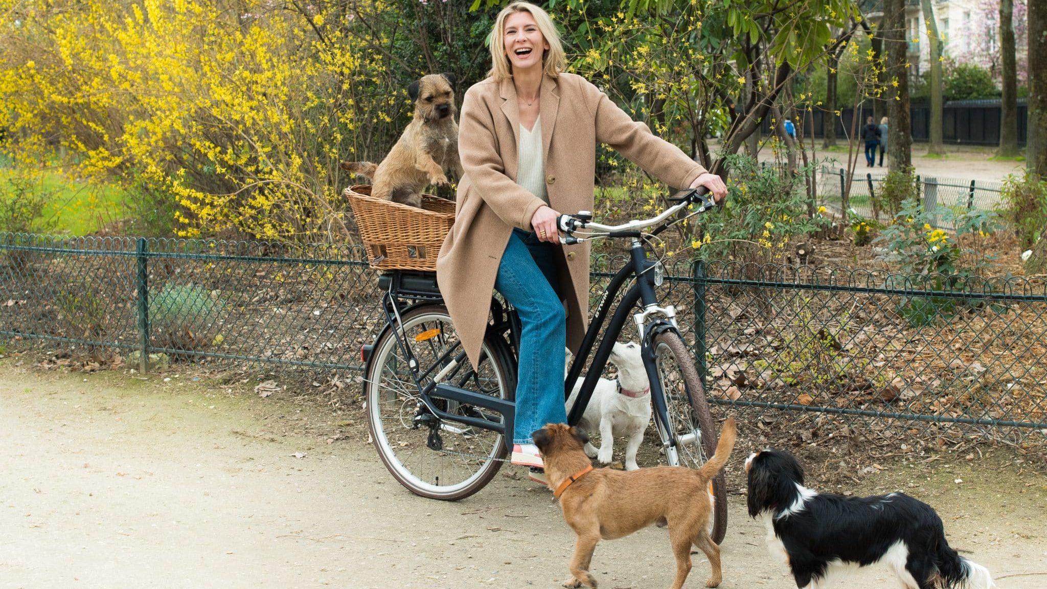 Hélène Gateau sur son vélo avec son chien Colonel