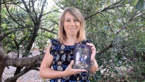 Mélanie Sevilla autrice du livre les aventures nocturnes de Noupa le tient dans les mains