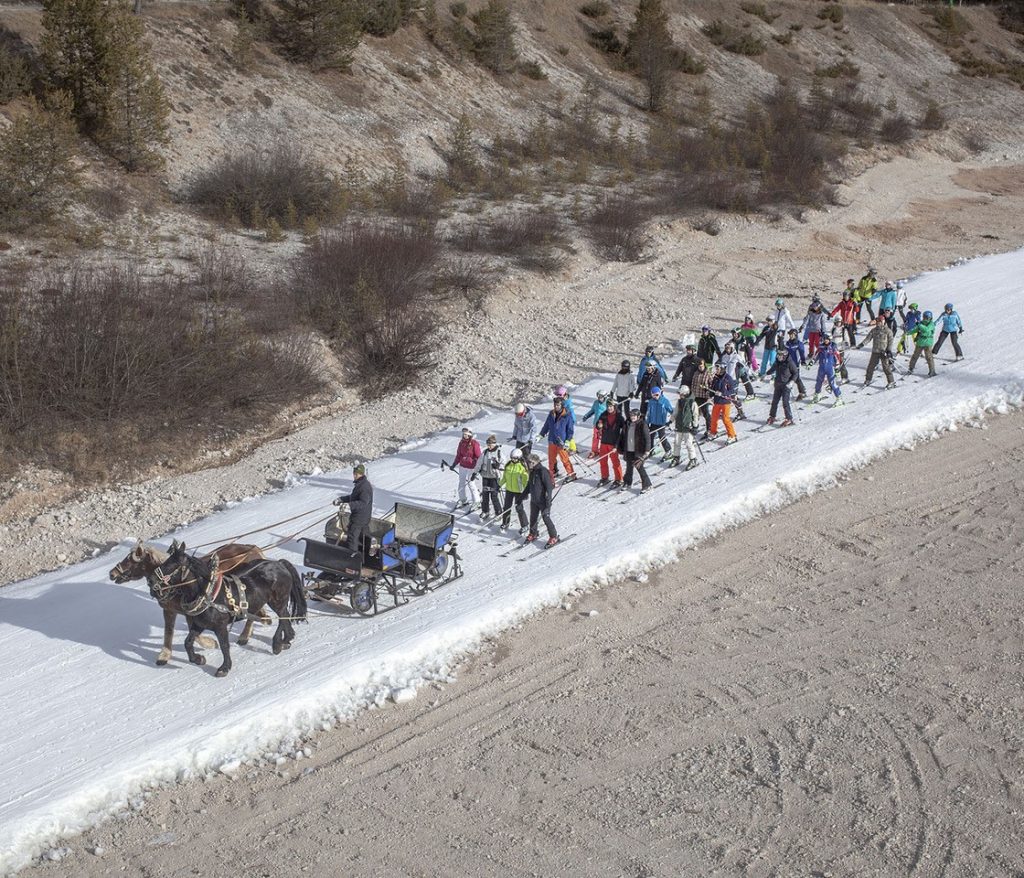 Dans les Dolomites, en Italie, les touristes affluent par milliers 
sur un domaine skiable fait de neige artificielle.