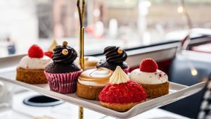 Différentes pâtisseries sur un plateau.