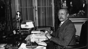 Léon Blum assis à son bureau