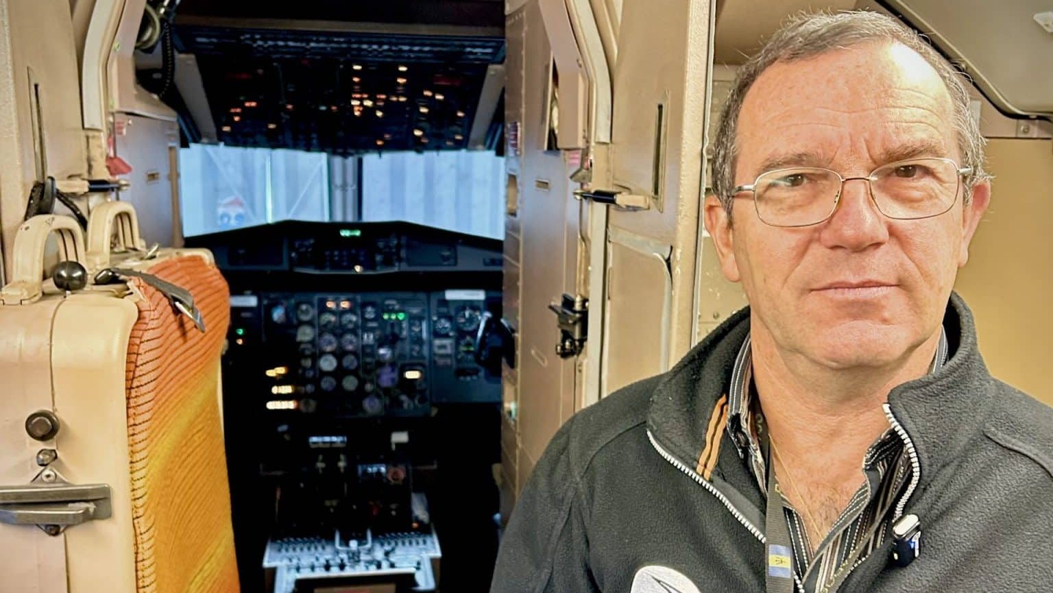 Jean Christophe Canonici dans l'ATR-42 de SAFIRE