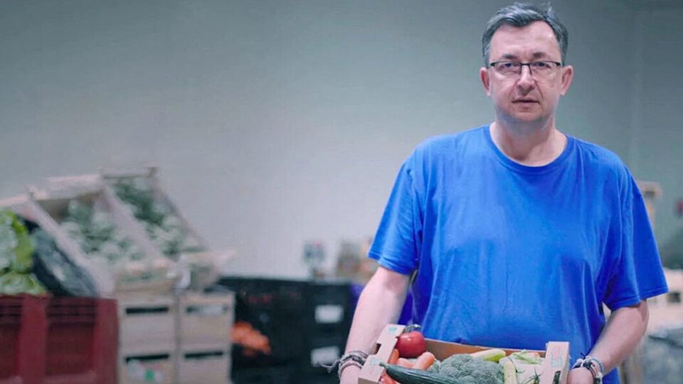Karim Vincent-Viry fondateur de Finisterestes29 tenant un panier de légumes.