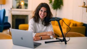 Jenny Chammas enregistrant un épisode de son podcast "Femmes ambicieuses"