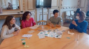 Des participants à l'atelier Voyage en 2030 Glorieuses à la mairie de Bordeaux
