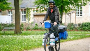 Depuis 12 ans, Bastien voyage sur son vélo à travers l’Europe
