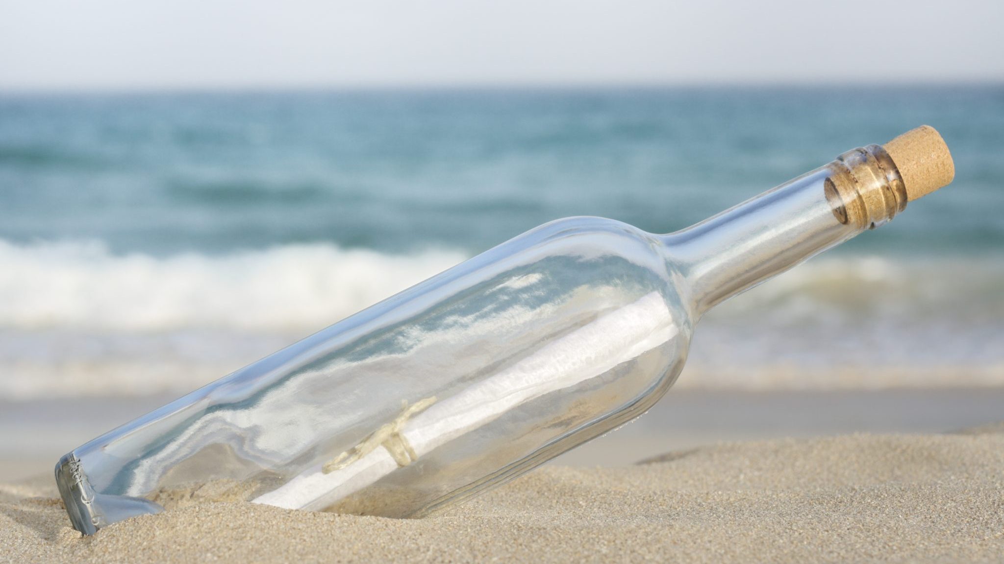 Une bouteille échouée sur une plage.