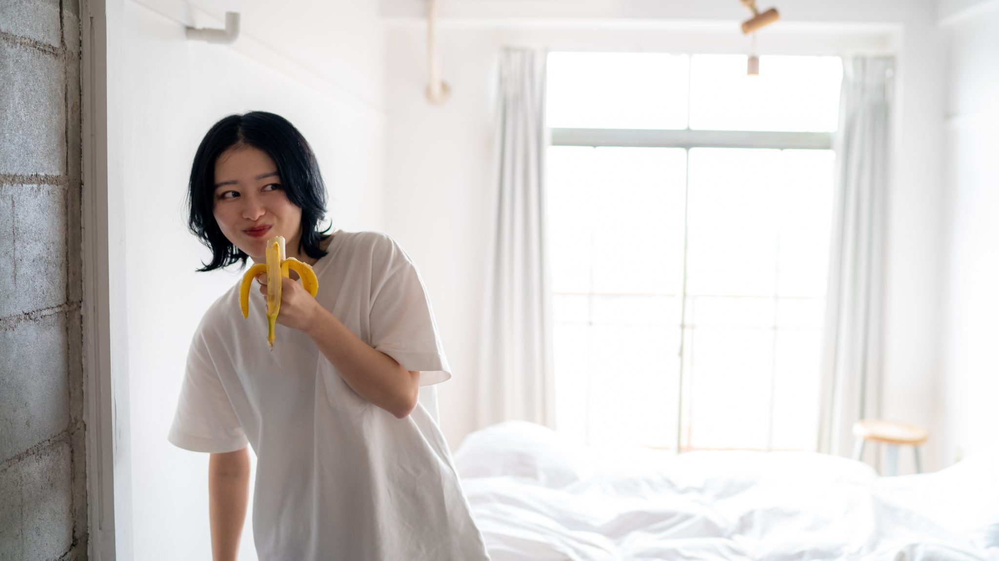 Une femme mange une banane