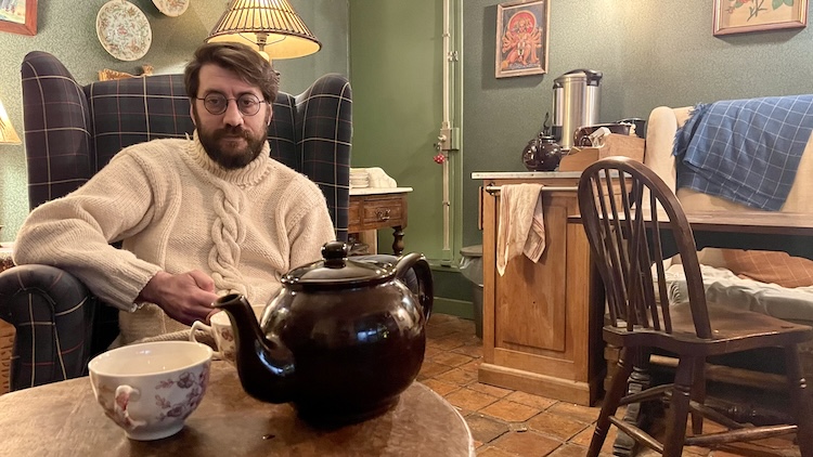 Le Tea Connoisseur, Arnaud Bachelin, dans son salon de thé, à Paris.