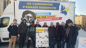 La communauté d’Emmaüs à Parempuyre, Emmaüs Connect, Le Relais Gironde et La Fondation Abbé Pierre à place Pey-Berland à Bordeaux