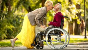 Un couple de personnes âgées s'embrassent.