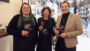 A gauche, Céline Martineau, viticultrice et vice-présidente des Vignerons de Tutiac.
