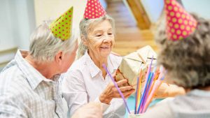 Des personnes âgées célèbrent un anniversaire.