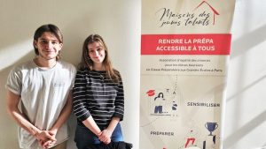 Deux étudiant des Maisons de jeunes Talents aux portes ouvertes du lycée Saint-Louis.