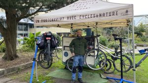 Bastien de l'Atelier Revi, le vélo itinérant qui répare les vélos.