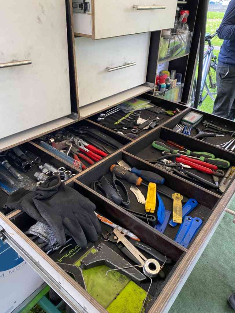 Les outils utilisés par l'atelier Revi, qui répare des vélos.