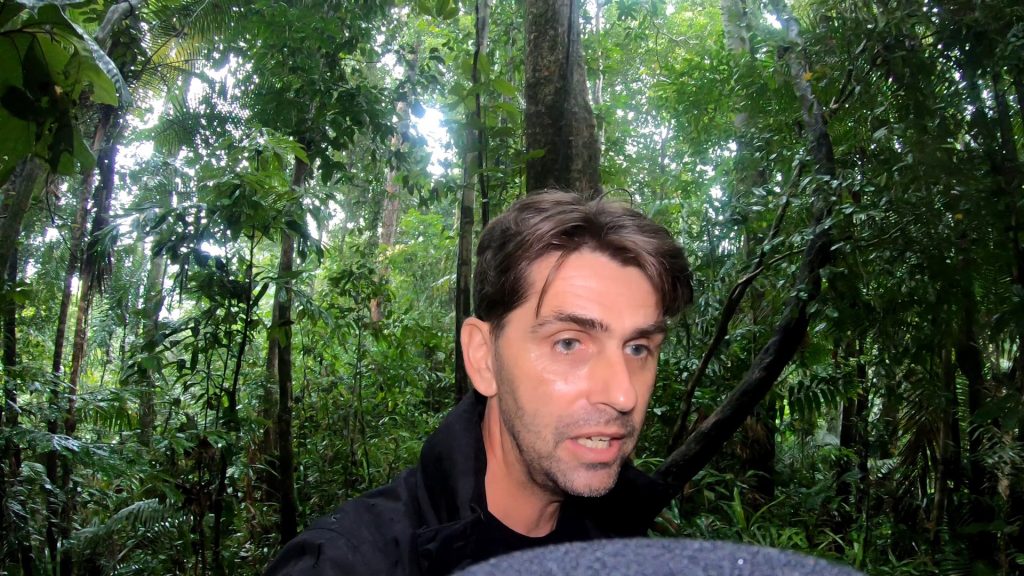 Dans la jungle indonésienne avec Chanee : repérage dans une forêt en sursis