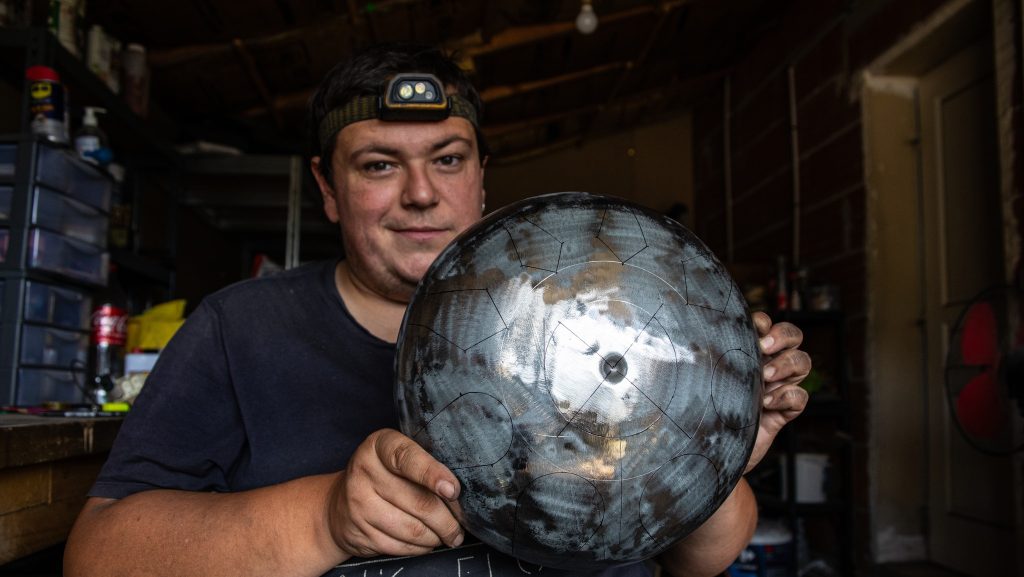 Rémy fabrique des instruments de musique à partir de bouteilles de gaz  