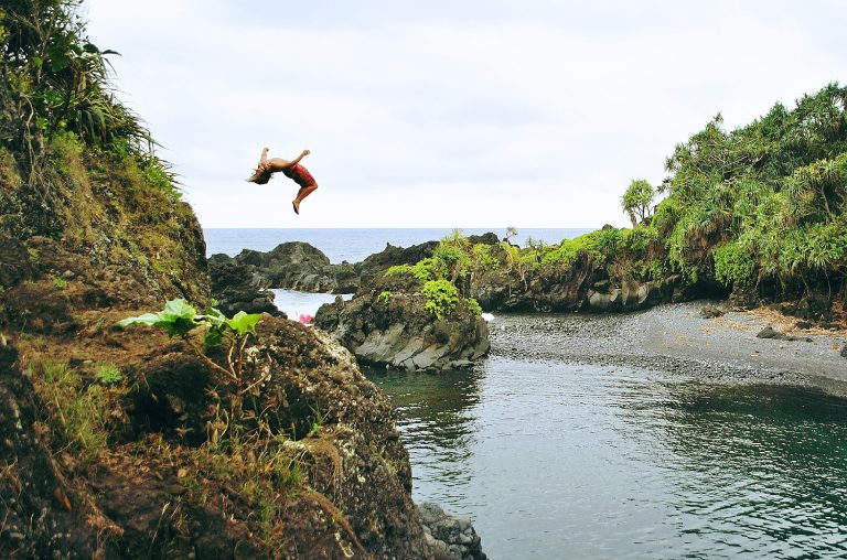 Jérémy Nicollin, vivre de sa passion du cliff jumping