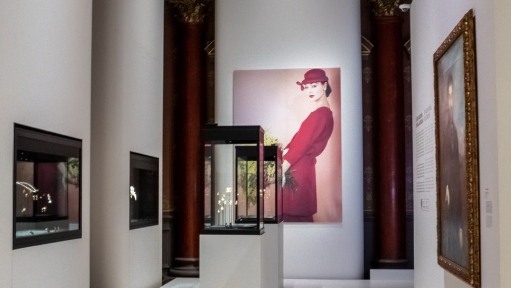 “Paris, capitale de la perle”, la précieuse expo de l’École des Arts Joailliers