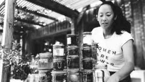 Thien Uyen Do face à ses pots de préparation fermentées.