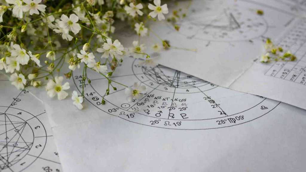 Astrologie : on a testé les Apéros Astro, entre houmous et Pluton