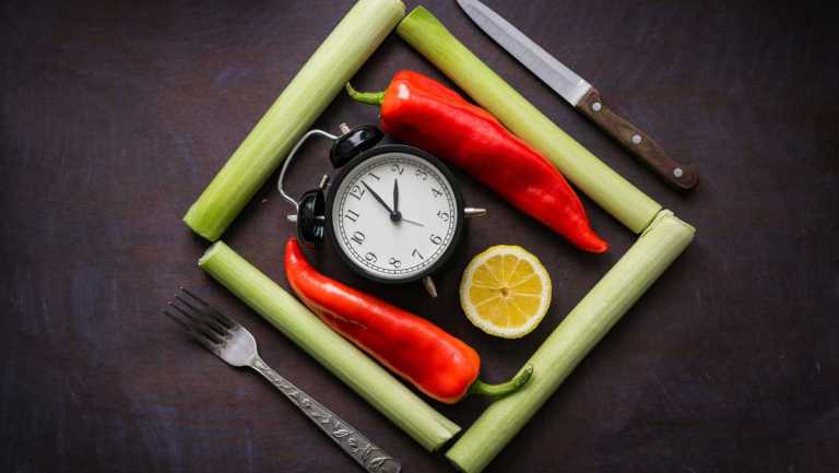 Ingrédients, légumes posés sur une table, avec une horloge au milieu