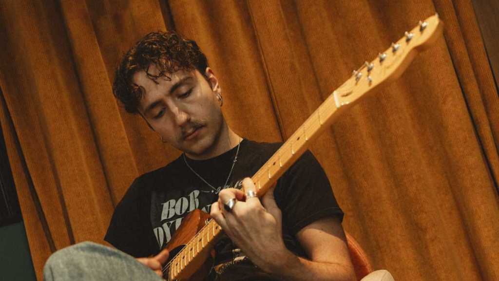 Musique : “C’est quand même fou”, le retour au rock du chanteur Allan Védé