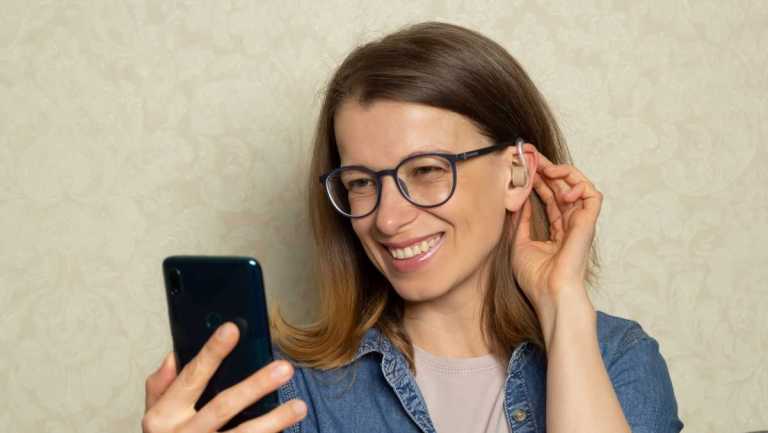 Une femme sourde qui téléphone