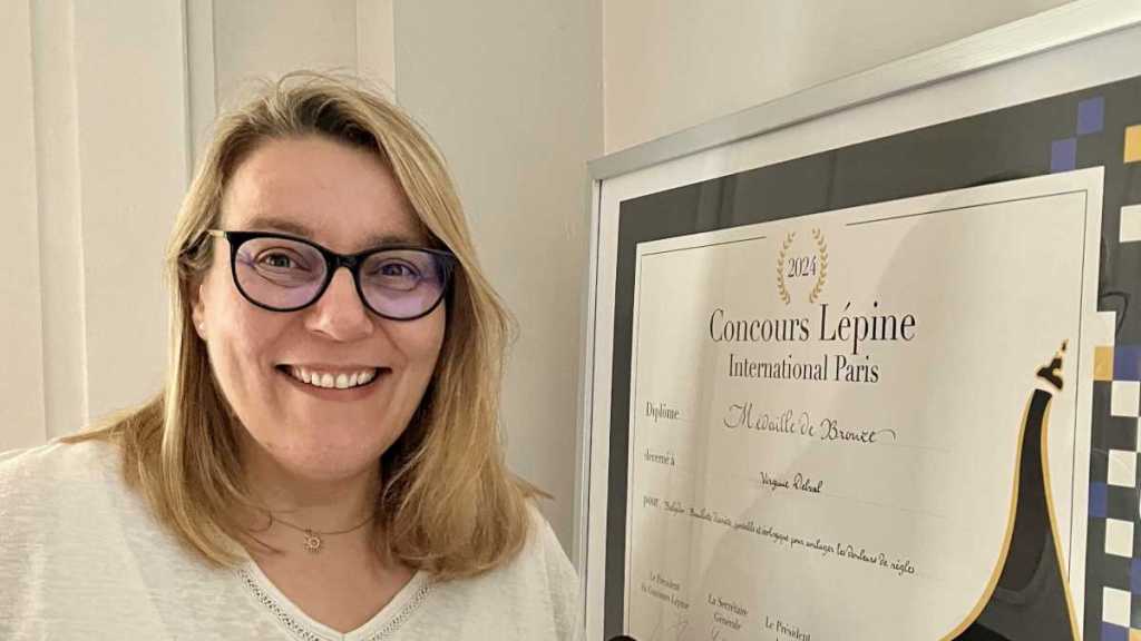 Une bouillotte engagée qui soulage les douleurs menstruelles