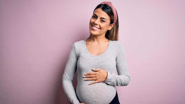 Une future maman qui vit une grossesse sereine au naturel