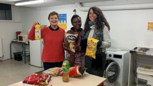 Des femmes préparant un apéritif à la bagagerie solidaire de Clichy.