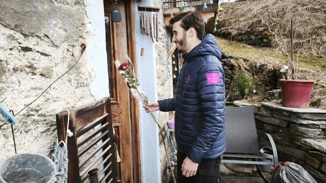 A Montvalezan, Hamza est chargé de bonheur auprès des ainés