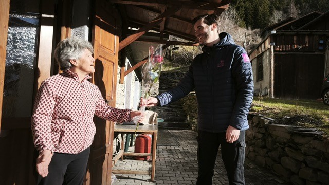 A Montvalezan, Hamza est chargé de bonheur auprès des ainés