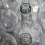 Plusieurs bouteilles en verre, en rang d'oignons