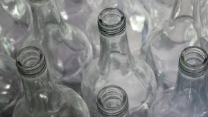 Plusieurs bouteilles en verre, en rang d'oignons