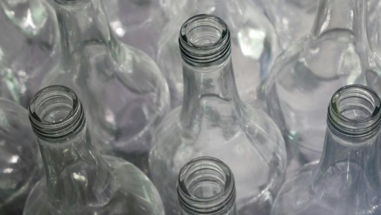 Plusieurs bouteilles en verre, en rang d'oignons