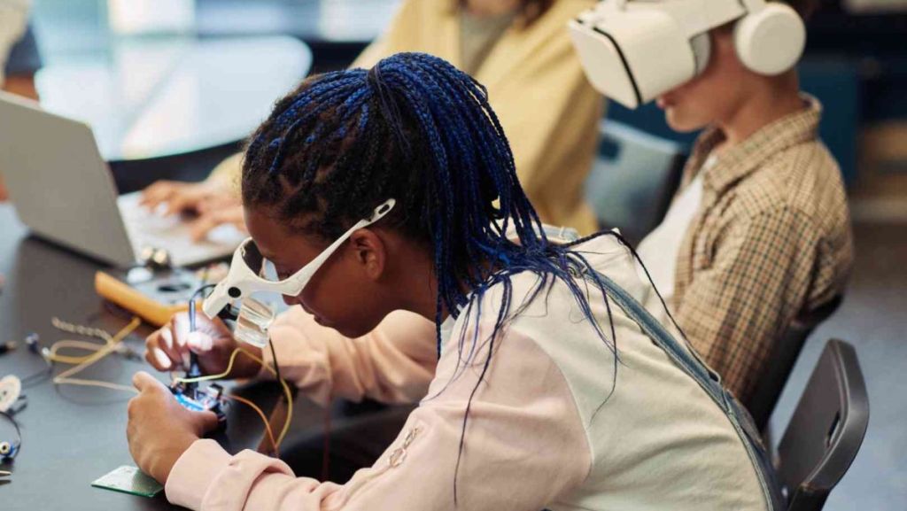 Éducation en action : encourager les filles à s’orienter vers les sciences