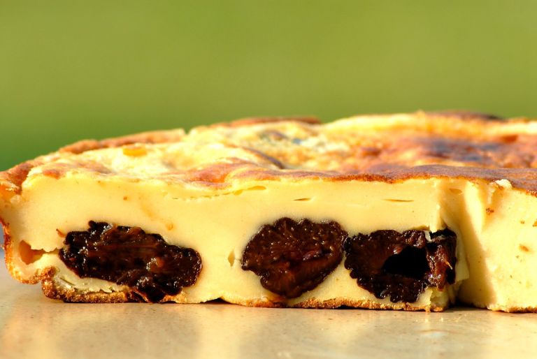 Far breton aux pruneaux - crédit photo : AlcelVision sur Adobe Stock