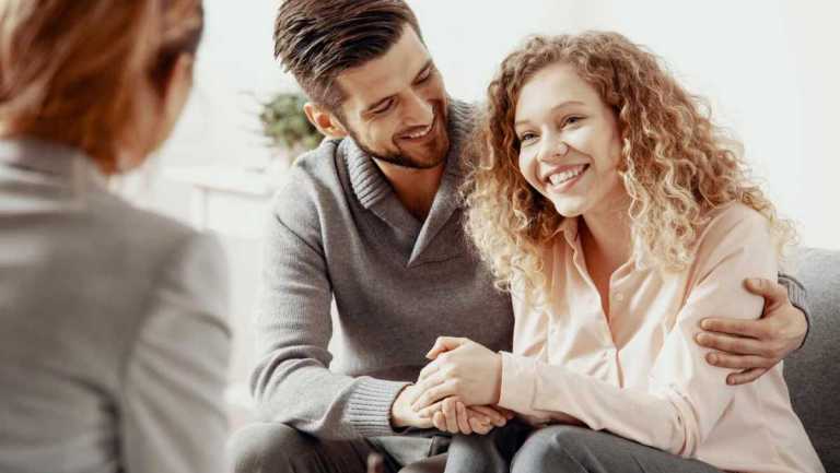 Un couple en consultation avec une haptonome