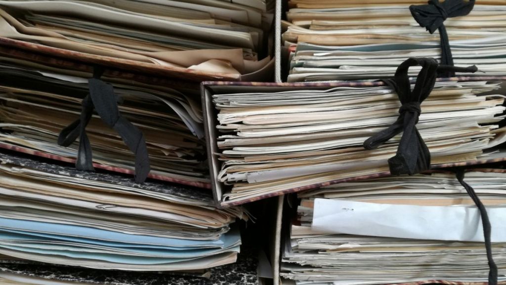 Sonia aide les personnes en deuil à effectuer les démarches administratives