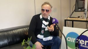 Romain Guerret le chanteur d'Aline avec des lunettes de soleil