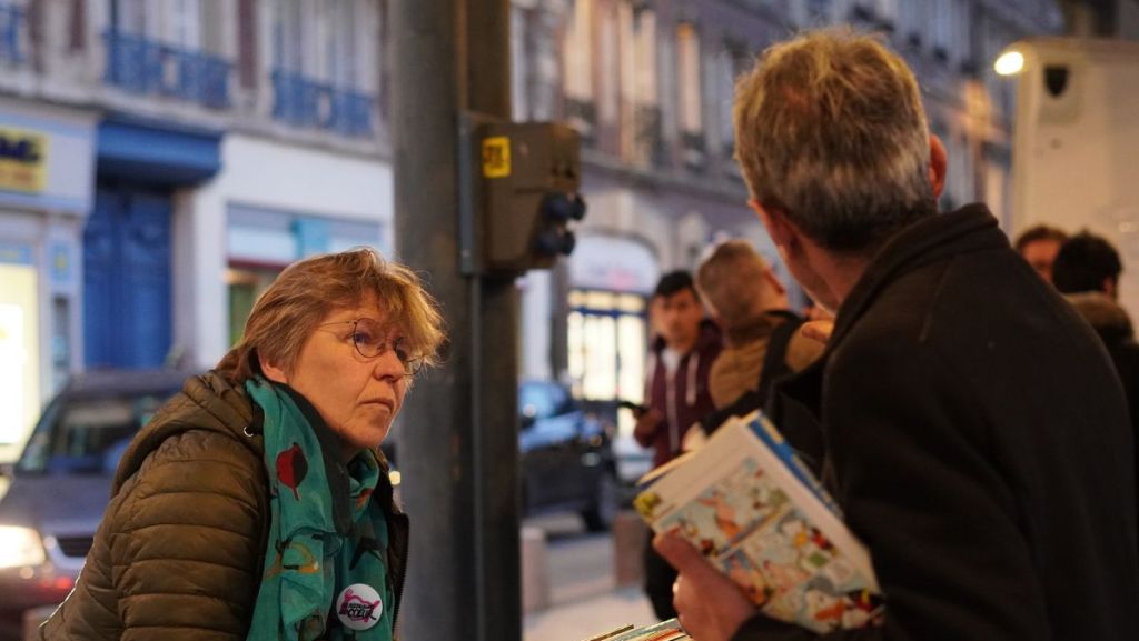 Restos du cœur : à Rouen, Christine tisse du lien grâce à sa bibliothèque de rue