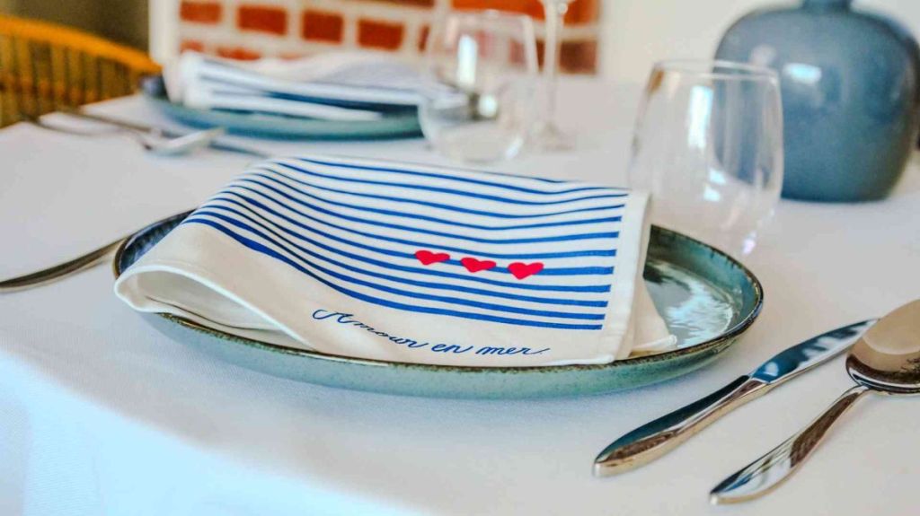 Vers un retour des serviettes de table en tissu dans les entreprises ?