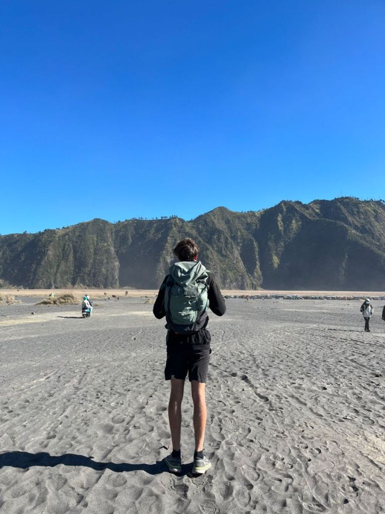 Défi : Edgard a décidé de marcher 3 000 km de Paris à Athènes